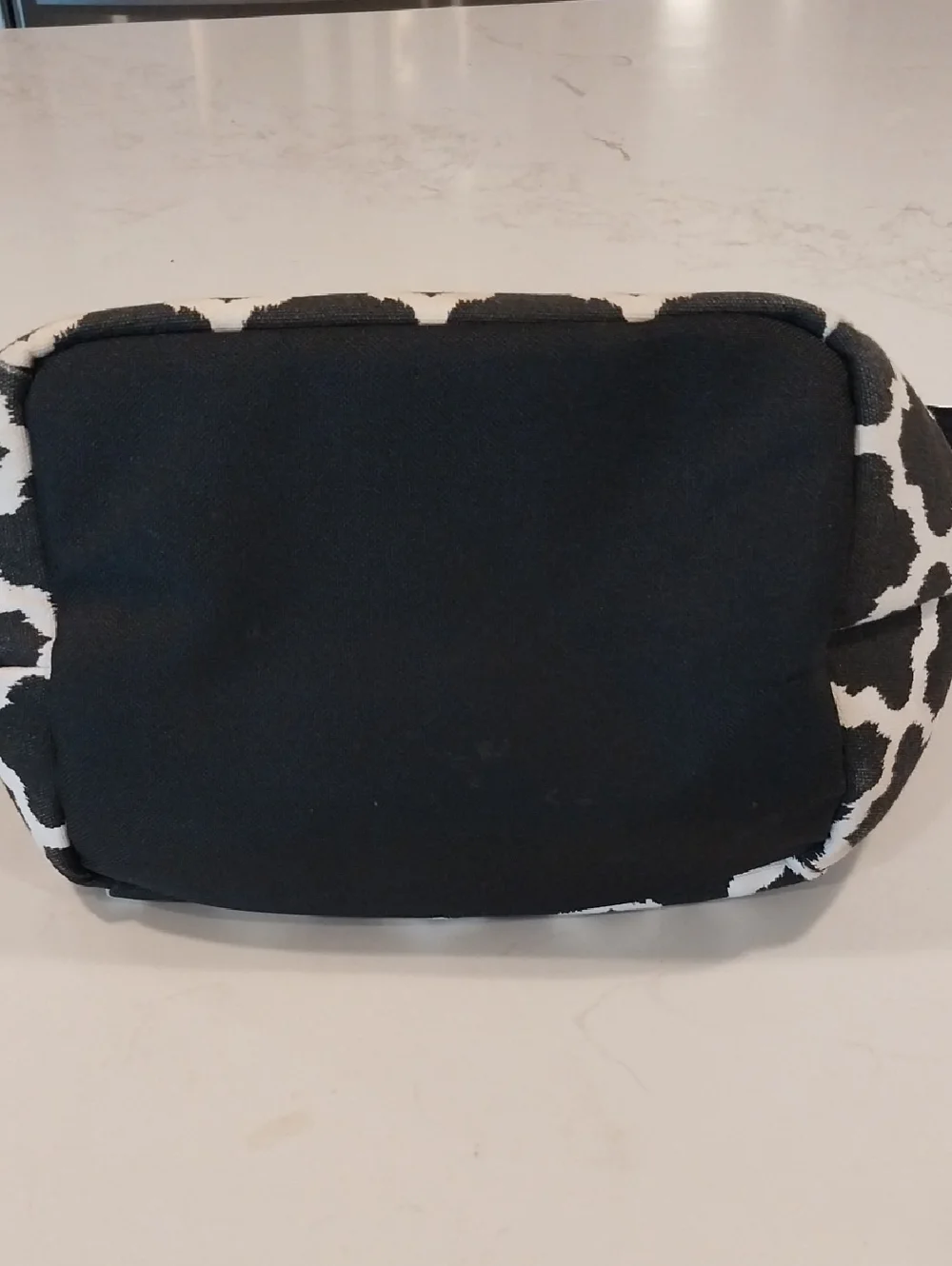 Fit And Fresh Ikat TilE Black & White Patterned InsulatedTote Bag. - Picture 4 of 9